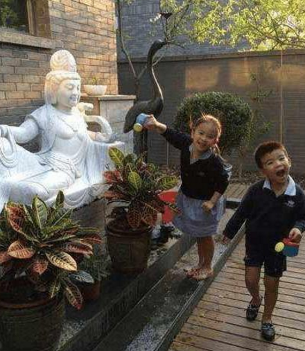 晒晒刘涛住的豪宅，室内墙面都装了原木色，装修很豪华