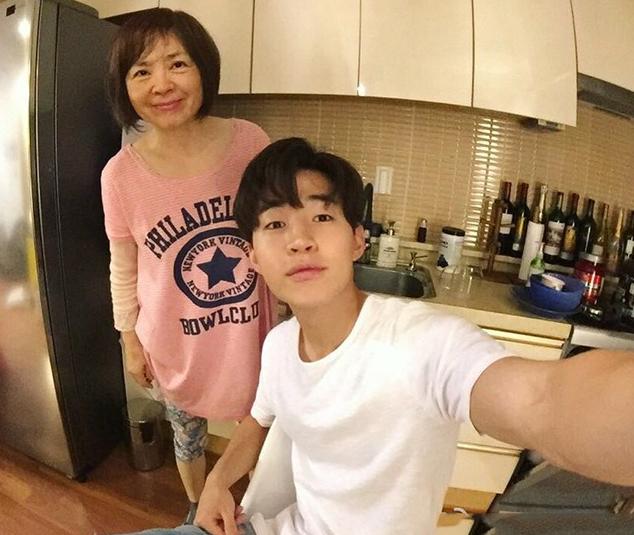 参观刘宪华在多伦多的豪宅，住着三层别墅住宅，周围都是绿树环绕