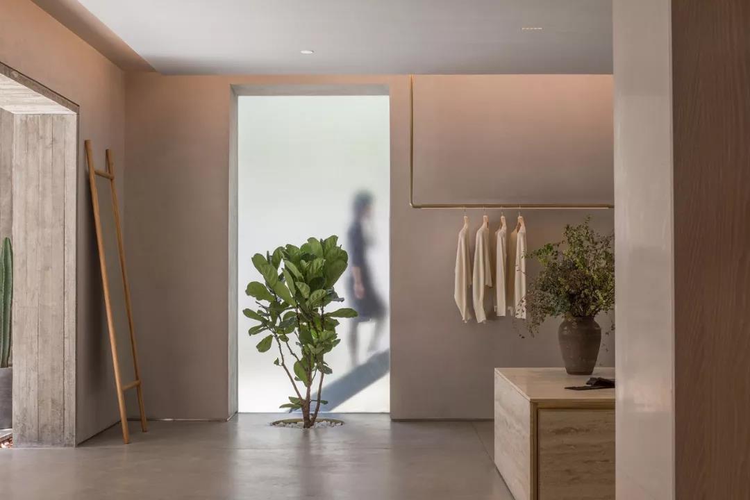 宁静低调的现代风格女装店，用空间设计维系着人与自然！