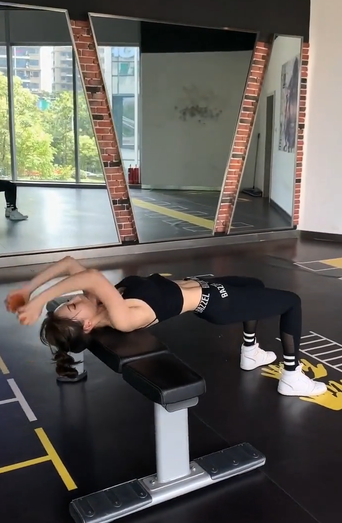 虽不知美女在练什么，但光看姿势，就觉得很厉害