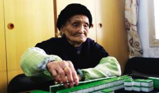 广西老奶奶打麻将没输过，临死前告诉儿子，二张牌不留，稳赢