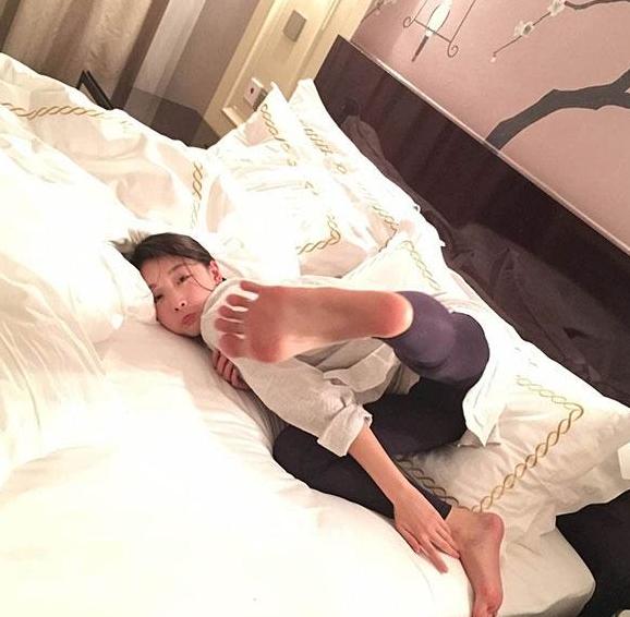 带你参观周冬雨的家，生活有点太不修边幅了，高跟鞋堆满整个走廊