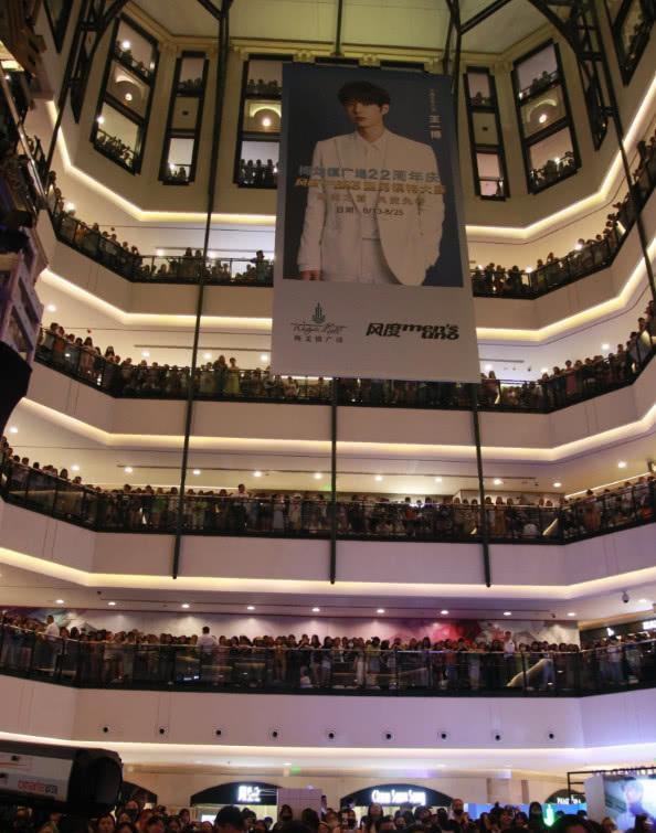 王一博提前到场化好妆，但活动仍然被取消，粉丝却一点不生气