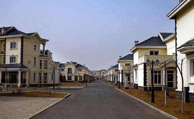 中国第一大的“鬼城”，到处都是高楼大厦，但看不到一个鬼影子