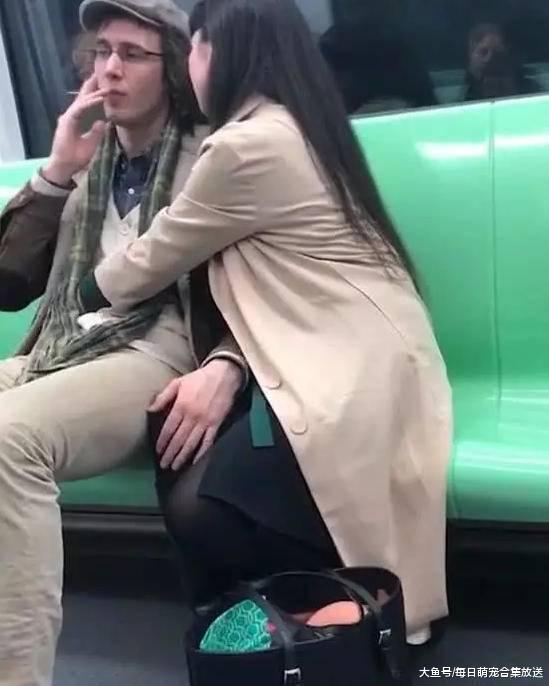 中国姑娘抱紧老外“倒贴”，看他一脸不屑的样子，网友：给脸了？