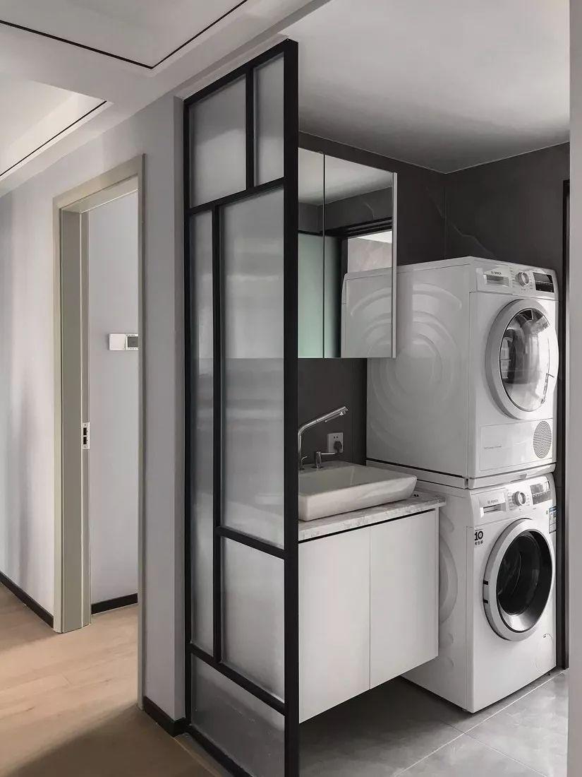 時尚現代三居裝修設計，餐廳與廚房之間的吧臺窗做得真好！