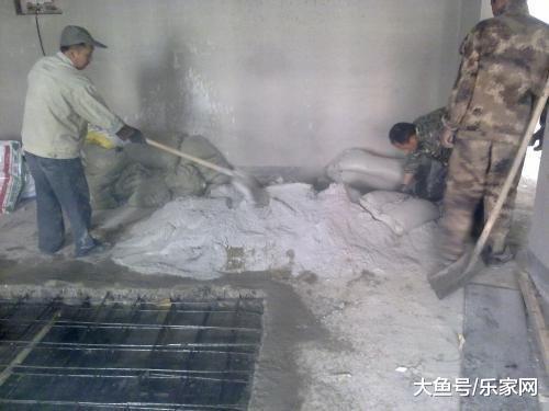 頭次見工人在水泥里加洗衣粉，被我捉到偷工減料，他卻不承認