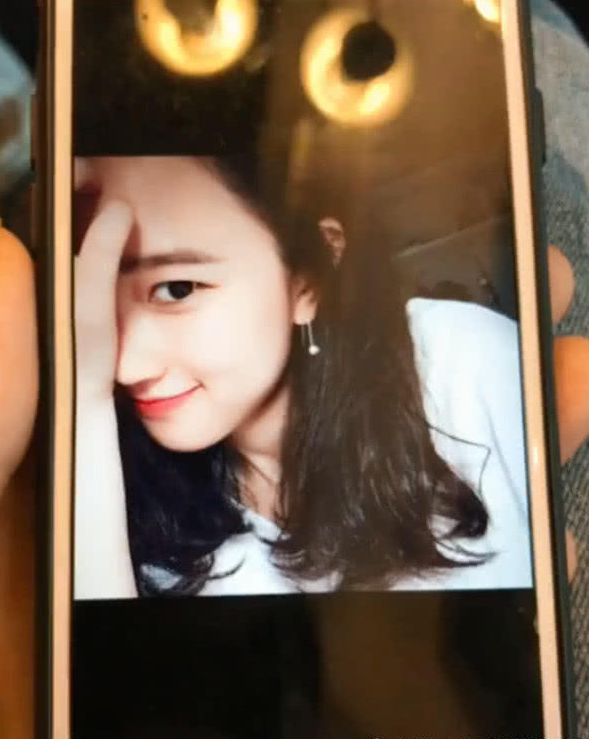 小哥网恋奔现翻车了，照片真人严重不符，网友：小学生？