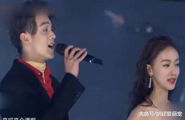 魏璎珞跨年晚会假唱被识破, 低级失误堪比萨顶顶拿反话筒, 扎心了!