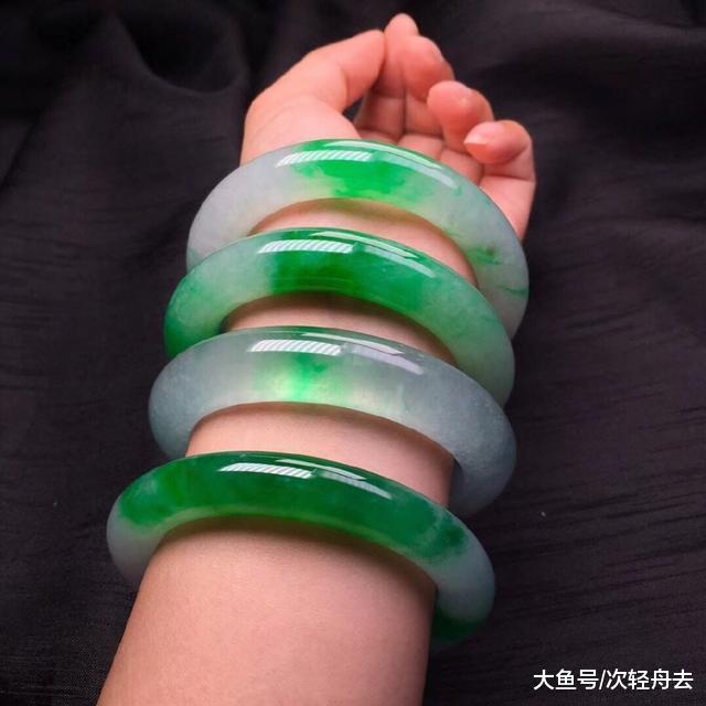 ＂只需一碗水，轻松分辨翡翠手镯真假，黑心商贩：要转行了＂