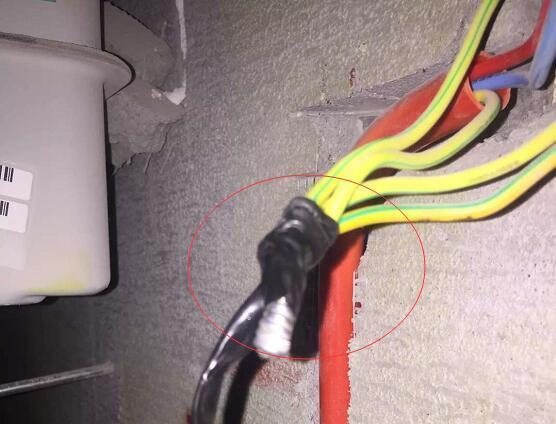 家里装修见到师傅这样做水电，非常放心，还要塞上两包烟，专业！