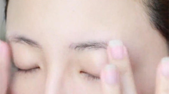 擦眼霜时做好这一步，能紧致肌肤不显老！