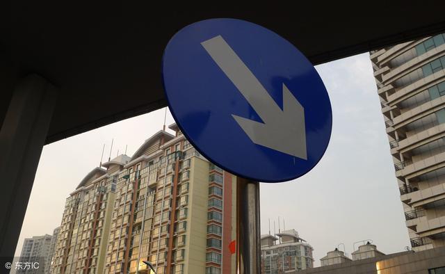 万科和碧桂园都哭了, 为什么没学李嘉诚和王健林卖掉房子?