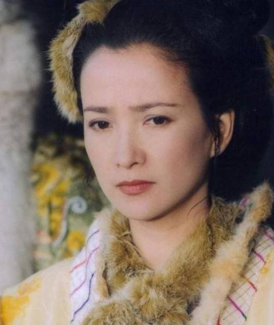 他艳福不浅，54岁娶过4个老婆还不知足，第三个是古装第一美女