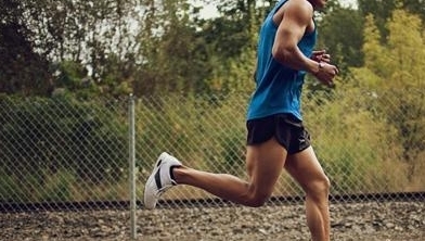 中国最“惨”的跑步鞋：曾经地位胜过亚瑟士，现逐渐被人们遗忘