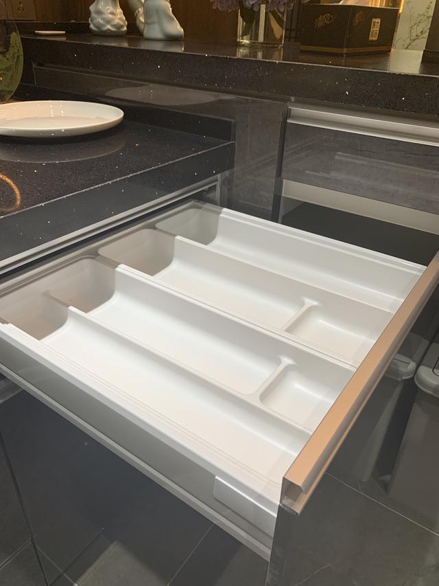 看完日本厨房，发现根本不懂装修！橱柜下还藏3辆小推车，佩服！