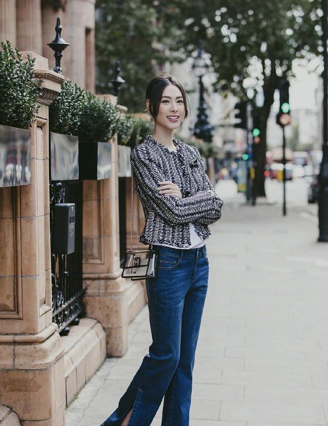 梁洛施身材、气质好女神，小香风外套配牛仔裤，哪像3娃的妈妈？