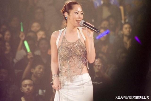 曾是“歌坛天后”，与和尚生下孩子，如今流落街头，住酒店也没钱