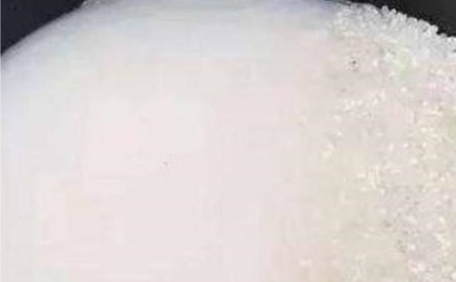 皮肤不白的美女来看看, 用这种维生素的水洗脸, 会让皮肤越洗越白