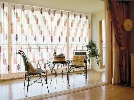 阳台与客厅相连要这样装，否则，装错毁阳台！