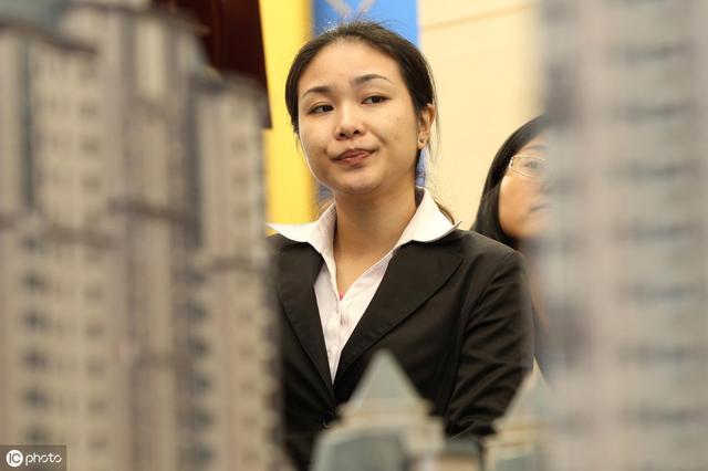 房产：每卖掉一套房子，售楼小姐可以赚多少钱？月收入多少？