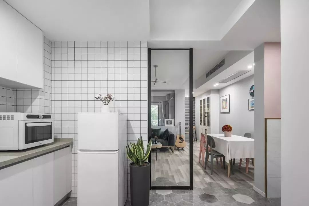 越来越多人家里不装木门了，现在流行这样装，简约还不占地儿！