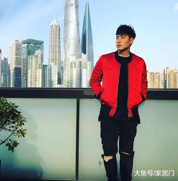 帶你參觀潘瑋柏住的豪宅，衣服都堆在臥室地面上，裝修太簡單了