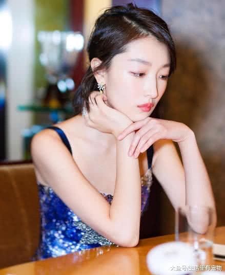 周冬雨越来越霸气，和从前的她相比，好像变了一个人！