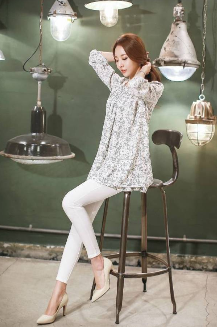 少妇的气质还是这种高贵的好看，给人一种魅力的距离感！