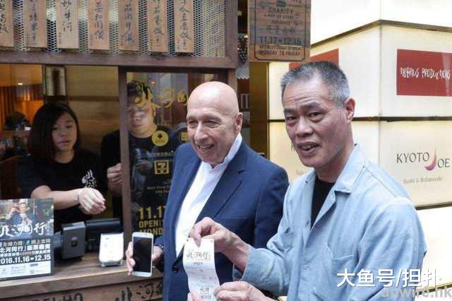 担心房东加租，餐厅老板花3千万买下整栋大厦，如今大厦值几十亿