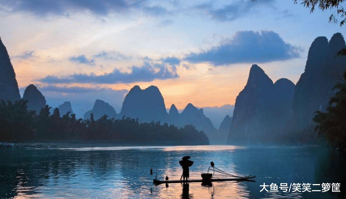 一大陶鍋的肉菜很快見底，我吃得滿嘴油光腹肚飽飽