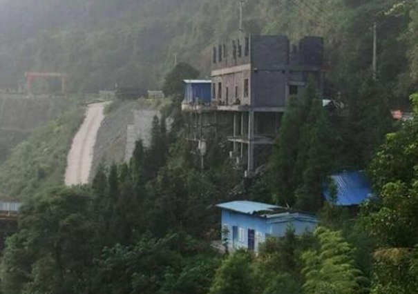 河边崖底砸60万建房，砖混结构用多孔水泥砖被吐槽
