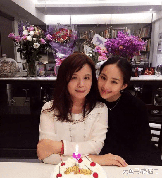 晒晒张钧甯住的豪宅，客厅布置了很多杂物，墙上只刷了白墙