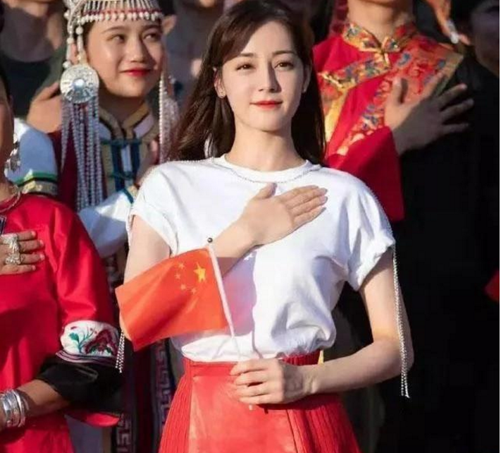 韩雪观礼大阅兵高调“炫富”，热巴穿“烂大街”短袖首次现身，明星都有谁？