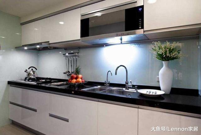 厨房装修，橱柜台面用哪种材料好？听行人一说，懊悔没早知