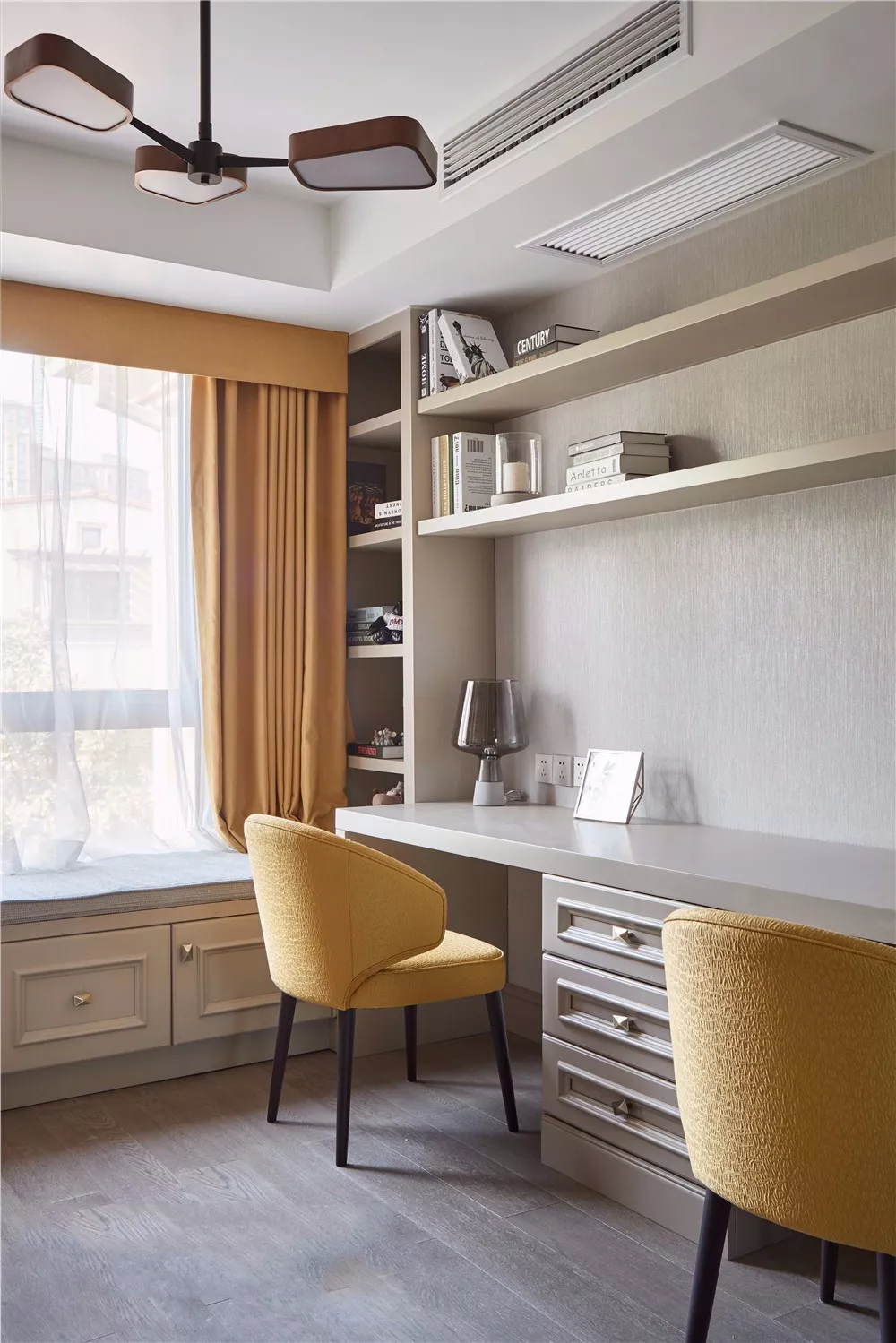 还在纠结书房怎么设计吗？定制柜加书桌非常实用