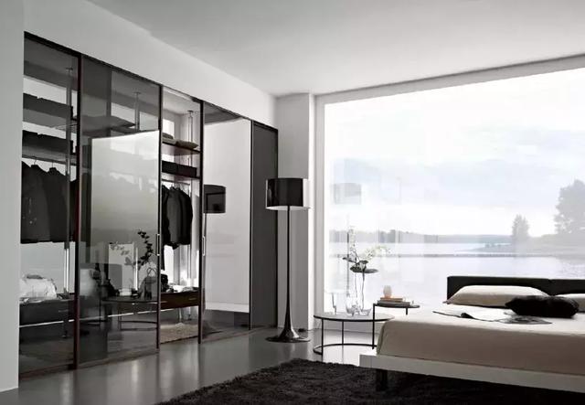 现在年轻人都喜欢玻璃门衣柜，时尚环保，卧室更加通透宽敞