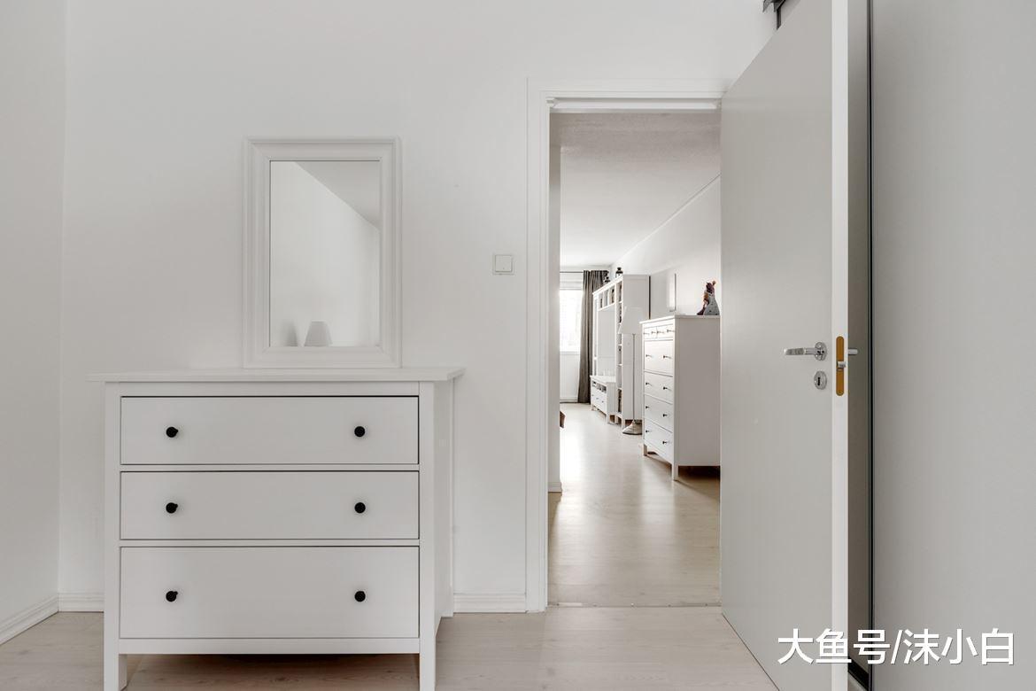 曬我57平小戶型，衛生間門上裝鏡子，客廳加張床立馬多一間房！