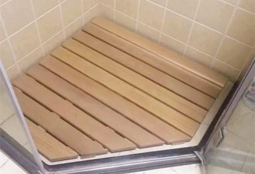 你家的淋浴間早就過時了，現在流行這樣裝修，防滑不積水超美觀！