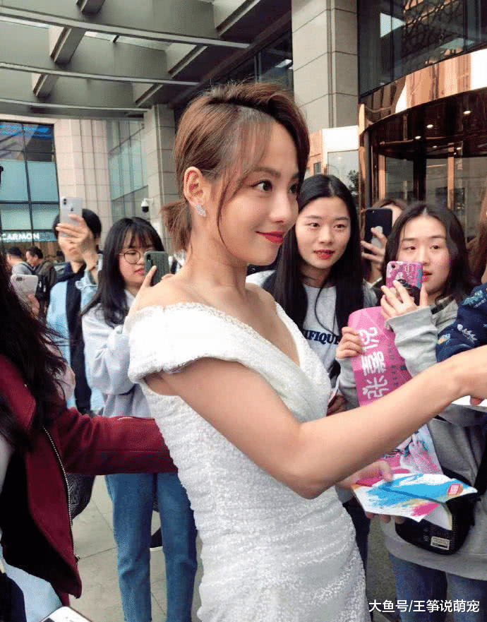 张嘉倪性感现身遭路人狂拍，生图曝光颜值相当抗打