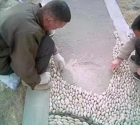 阳台别再贴瓷砖了，看人家用鹅卵石多漂亮，脱鞋跑步还能健身！