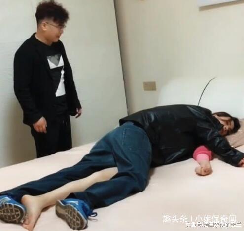 男子提前回家，发现妻子身上趴着一个人，真相一脸尴尬