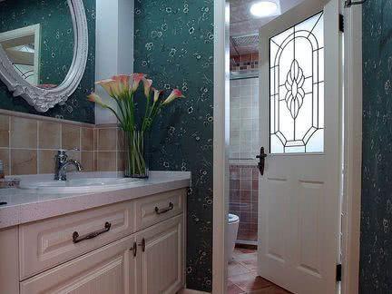 小户型卫生间不仅要做好收纳，门的选择也很关键！