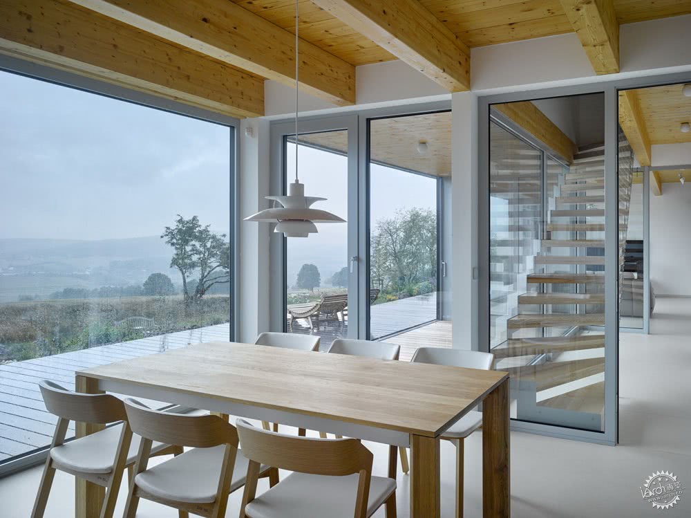 这是一座冬季花园里的山顶小屋