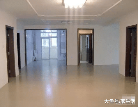 越来越多人这样装新房地面, 这做法太聪明了, 铺瓷砖过时了