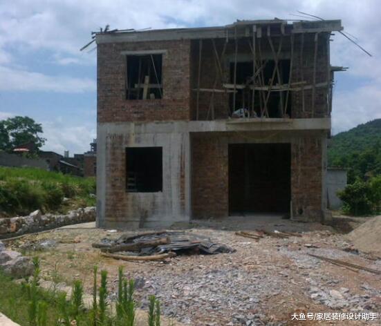 农民工19万自建三层毛坯主体，地基下有水没抽干对地基有影响吗？