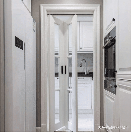 廚房裝哪種門最實用，網友投票選出了它，你家裝對了嗎