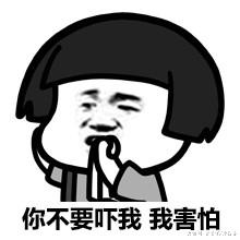 看到一个猫咪尾巴掉了，路人好奇上前，随后迈着步子走开了