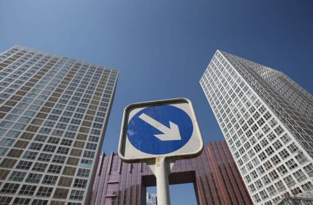 “房地产”演不下去了，露出马脚，有房的人会戴上“枷锁”