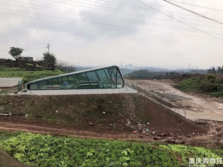重庆又现最荒凉地铁站，周边是荒地和乡村公路，不是曹家湾！
